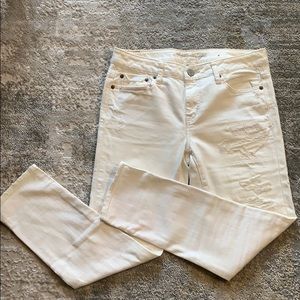 American Eagle White Capri jeans with rips
